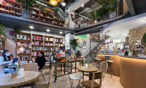 カフェブリアの店内