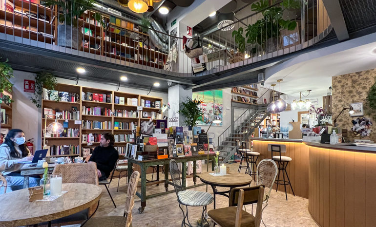 カフェブリアの店内