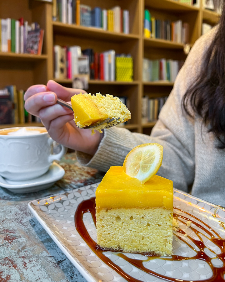 ブックカフェ スイーツ